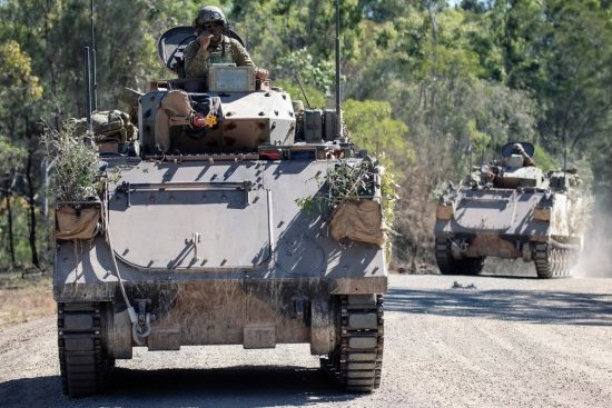 Austrálie pošle na Ukrajinu dalších 20 vozidel Bushmasters spolu se 14 obrněnými transportéry M113. Australian také zašle 3 palety zařízení pro monitorování radiace a ochranných pomůcek plus 60 palet zdravotnického materiálu darovaného veřejností