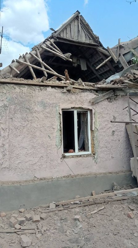 Trupele ruse au bombardat cu artilerie comunitatea Zelenodolsk din districtul Kryvyi Rih din regiunea Dnipropetrovsk. Grădinița, o biserică, case de locuit au fost avariate în Maryanske și Velyka Kostromka