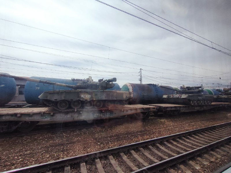 T-80BV-Panzer werden in Naro-Fominsk in der Region Moskau in Staffeln verladen