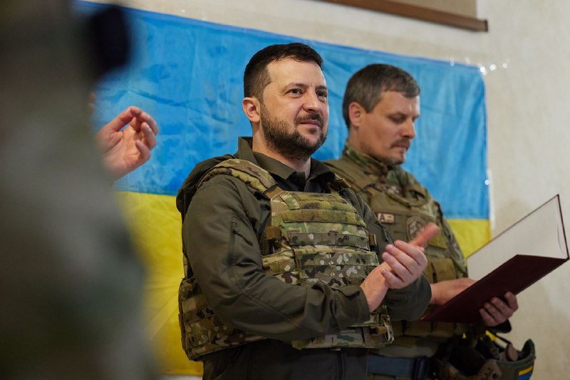 Prezident Zelenskyj navštívil armádu v Charkovskej oblasti