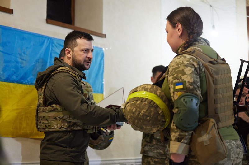 Prezident Zelenskyj navštívil armádu v Charkovskej oblasti