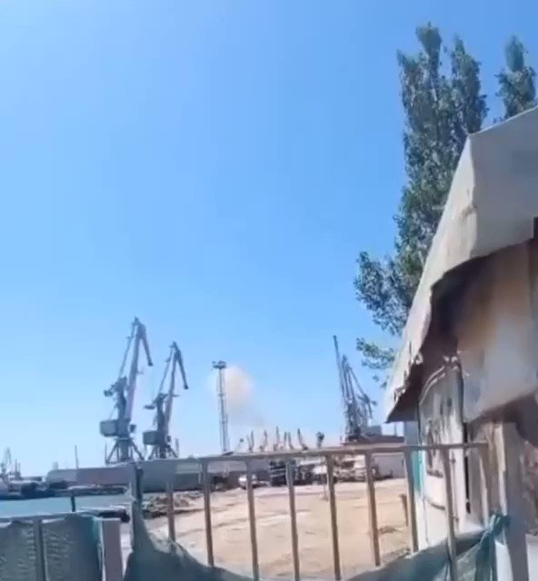 У Бердянську зафіксовано 2 вибухи біля порту