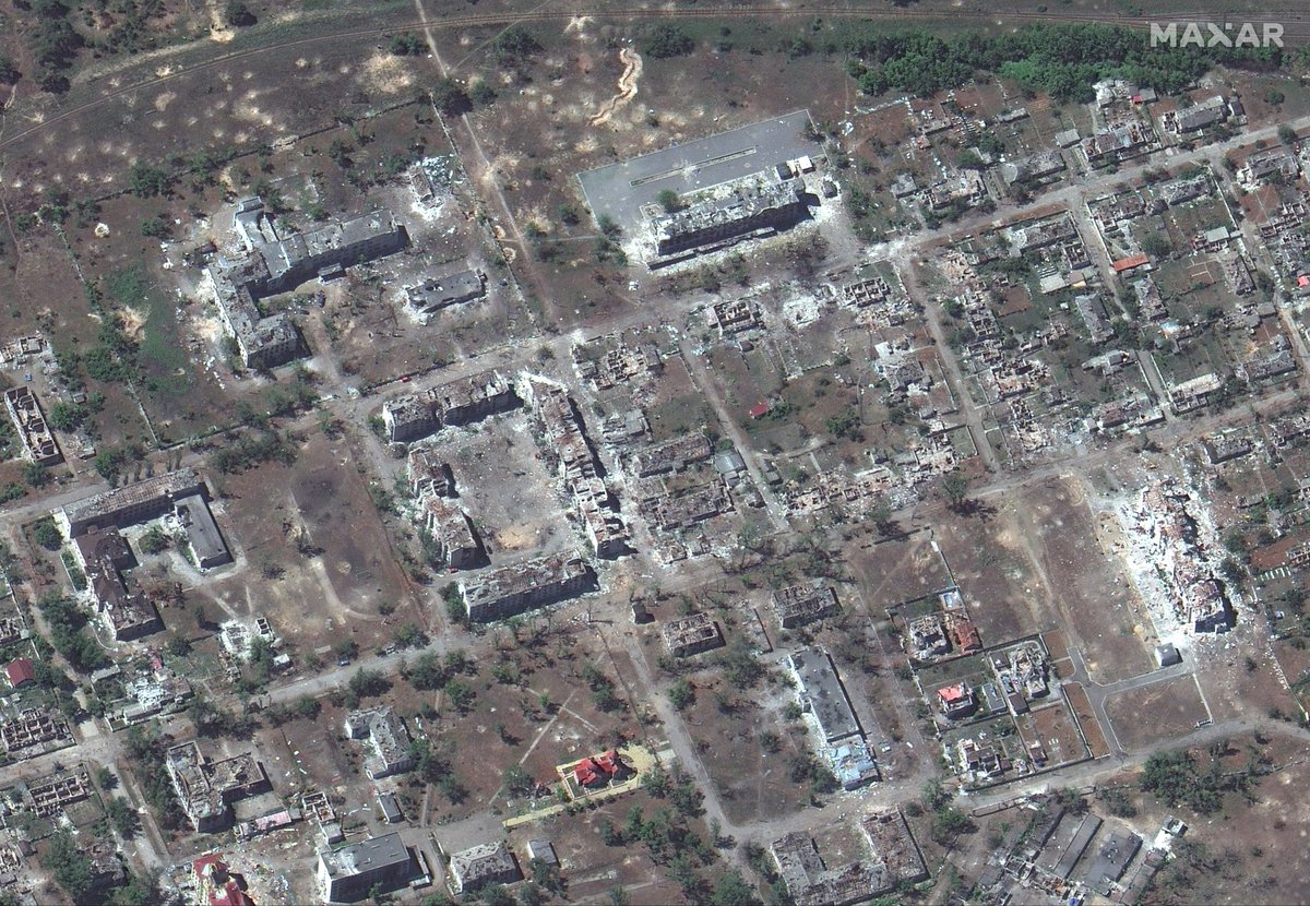 New satellite imagery of destruction and Russian troop positions in Luhansk and Donetsk oblasts, taken over past 24 hours.  @maxar. Images 1-2 (taken 6 June): Severodonetsk; Image 4: Rubizhne