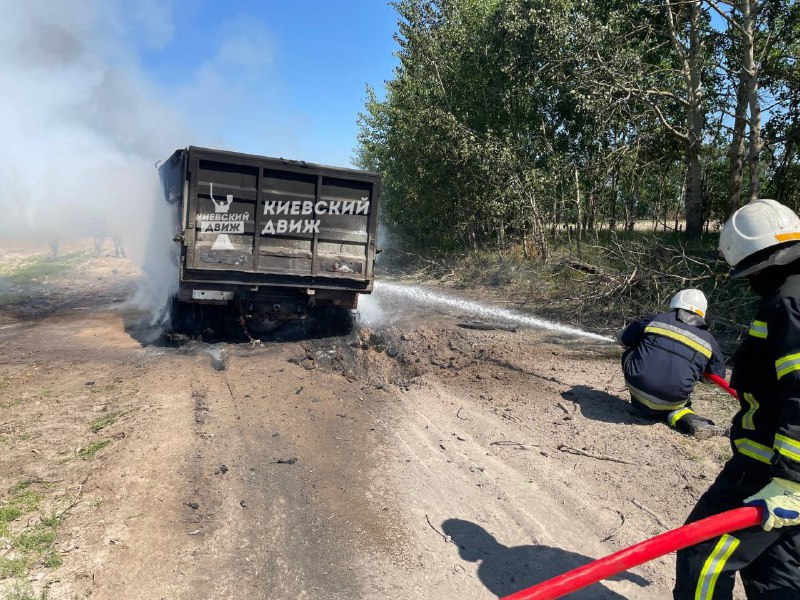 Een vrachtwagen vernietigd als gevolg van een landmijnexplosie in de buurt van Makariv, regio Kyiv