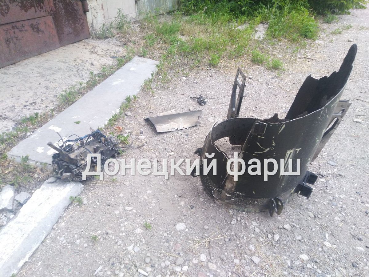 Časti projektilov po ostreľovaní v okrese Hladkivka v Donecku