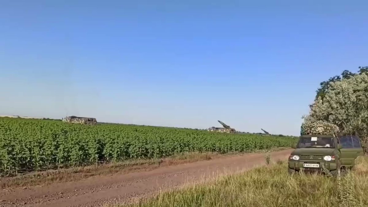 Украинская батарея ОТР-21 Точка ведет залповый огонь, рядом стоит военнослужащий с ПЗРК Стингер, обеспечивающий ПВО ближнего действия для группы