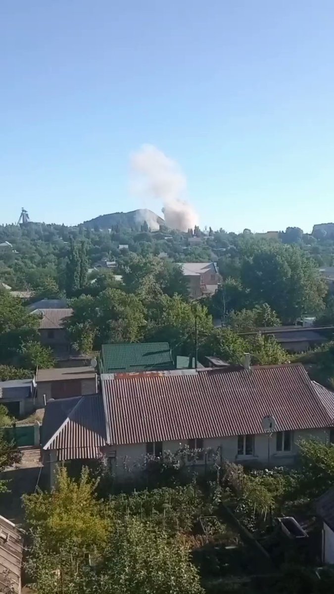 Dnes ráno ukrajinské delostrelectvo - pravdepodobne HIMARS - zasiahlo ruskú vojenskú posádku hlboko na okupovanom území v Perevalsku v Luhanskej oblasti.