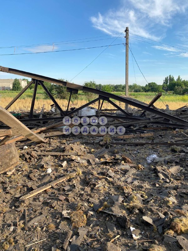 Donetsk'in İvanivka köyündeki çiftlik, Rus bombardımanı sonucu kül oldu.