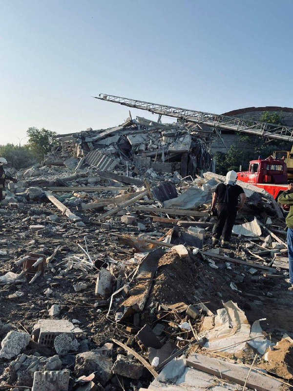 Bilhorod-Dnistrovsky ilçesine bağlı Serhiivka'da bu gece saat 01.00 sıralarında 3 Rus Kh-22 füze saldırısı sonucu yıkım. 17 kişi öldü, 31 kişi yaralandı