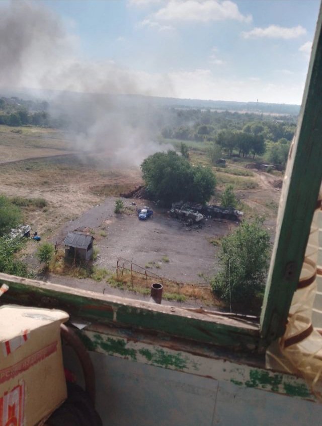 Echipament militar distrus în curtea școlii din Kadiivka, regiunea Luhansk