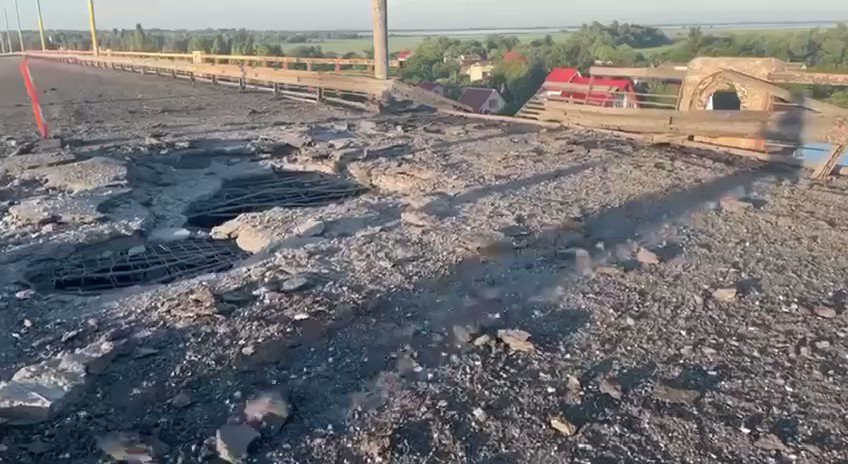Video of Antonovsky bridge over Dnipro river after Ukrainian strikes