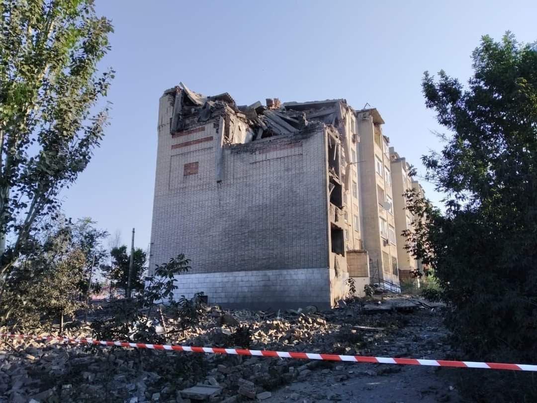 Gebouw met meerdere verdiepingen zwaar beschadigd in Toretsk als gevolg van Russische beschietingen vanmorgen