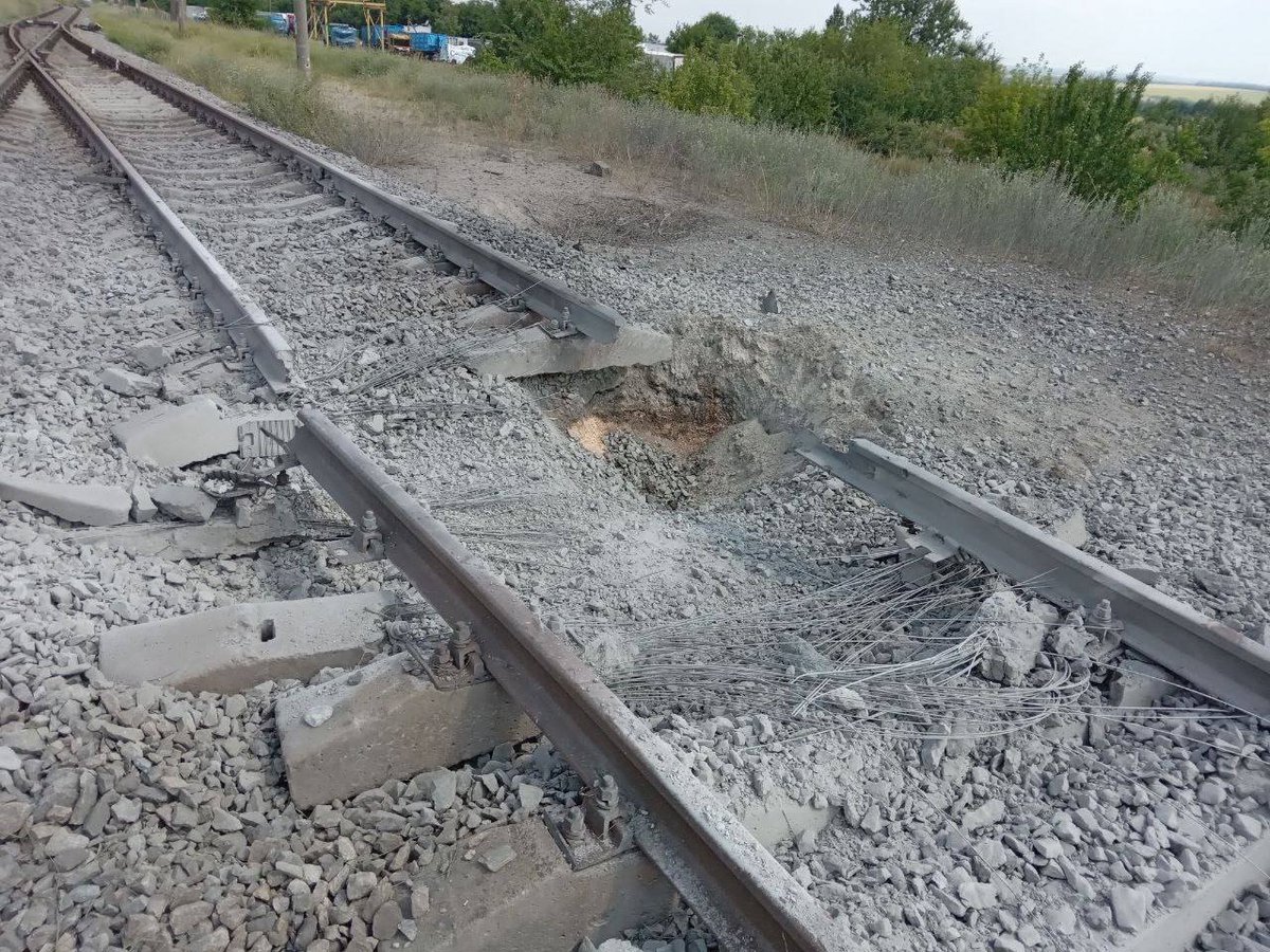 Ferrocarril dañado como resultado de una explosión en la estación Kamysh-Zarya en la región de Zaporizhzhia