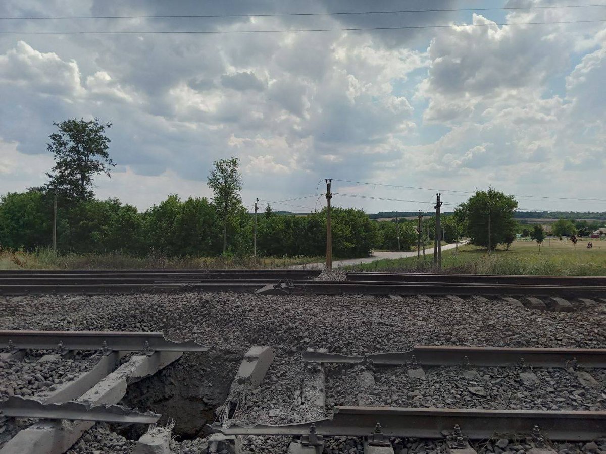 Ferrovia danneggiata a seguito dell'esplosione alla stazione di Kamysh-Zarya nella regione di Zaporizhzhia