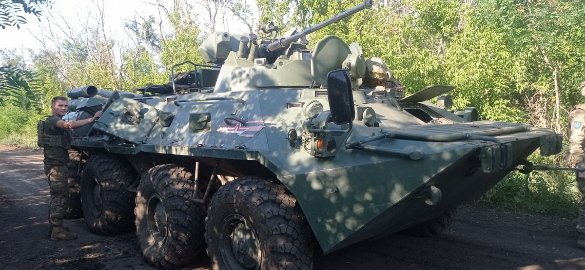 Der russische APC wurde vom ukrainischen Militär auf Anweisung von Izyum beschlagnahmt