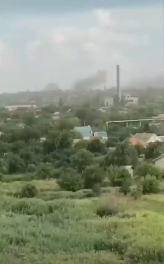 Відео, на якому буде видно дим і натякає на вибухи, які йдуть з боку окупованого російською армією міста Токмак Запорізької області.