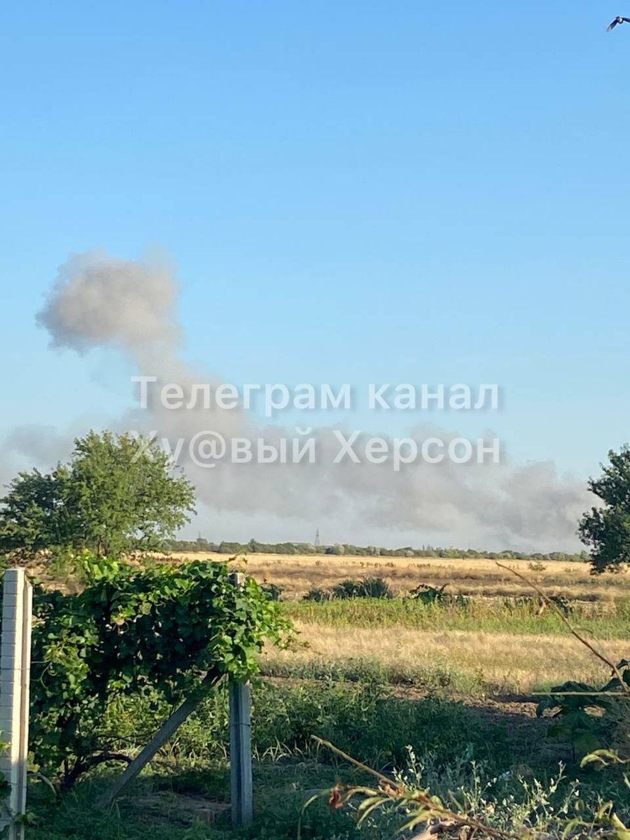 Раніше вранці в Генічеську на півноч від Криму стався вибух - ймовірно, це український удар по складу зброї