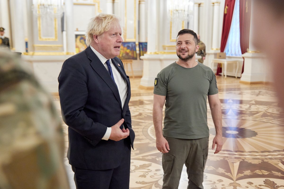 Boris Johnson: Ce se întâmplă în Ucraina contează pentru noi toți. De aceea sunt astăzi la Kyiv. De aceea, Marea Britanie va continua să fie alături de prietenii noștri ucraineni. Cred că Ucraina poate și va câștiga acest război