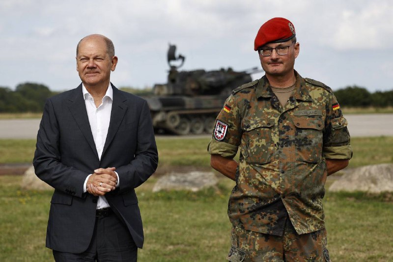 Bundeskanzler Olaf Scholz hat das ukrainische Militär auf einem Truppenübungsplatz in Deutschland besucht