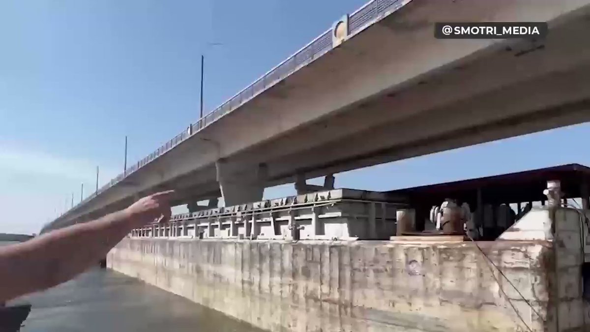Armata rusă desfășoară un pod de pontoane pe podul Antonivsky din Herson