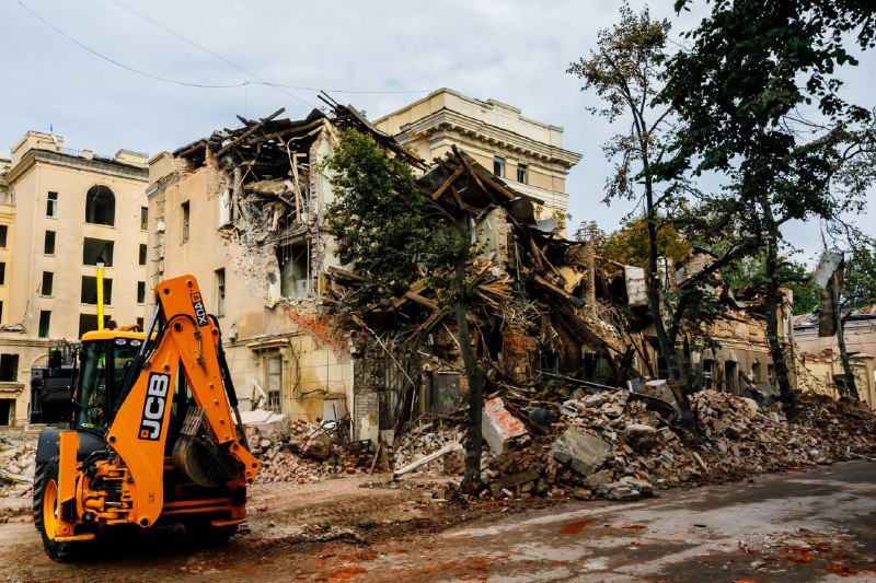 Zniszczenia w centrum Charkowa w wyniku uderzeń rosyjskich rakiet