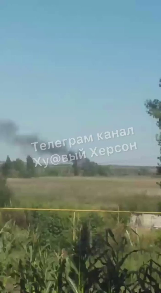 Вибухи боєприпасів після попадання ракети біля залізничного мосту біля Олешки-Антонівки