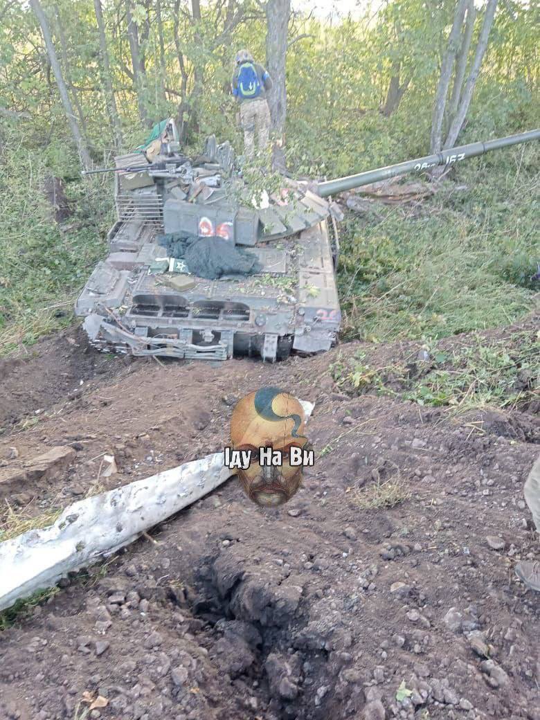 Ukrainische Streitkräfte drängten den Feind im Oblast Charkiw zurück und erbeuteten einen russischen KPz t72b3 obr. 2016. Die Besatzung wurde getötet