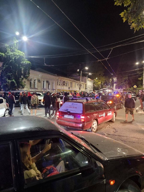 Manifestación en Yalta después de que la policía liberara a un combatiente ruso, sospechoso del asesinato de un lugareño