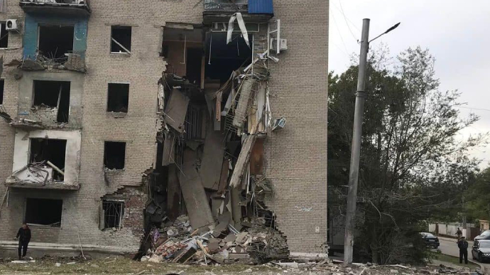 Apartments block was partially destroyed in Sloviansk as result of Russian shelling