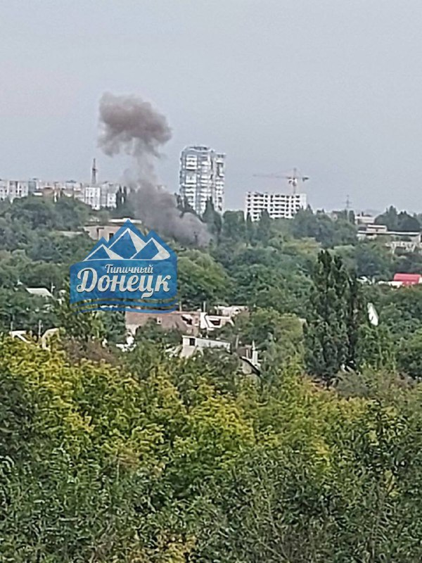 Incendi al districte de Kíevski de Donetsk com a conseqüència d'un bombardeig