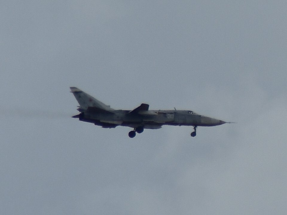 Cele câteva Su-24 rămase la baza aeriană Saki din Crimeea și-au reluat operațiunile, văzute aici pe zboruri de antrenament/testare