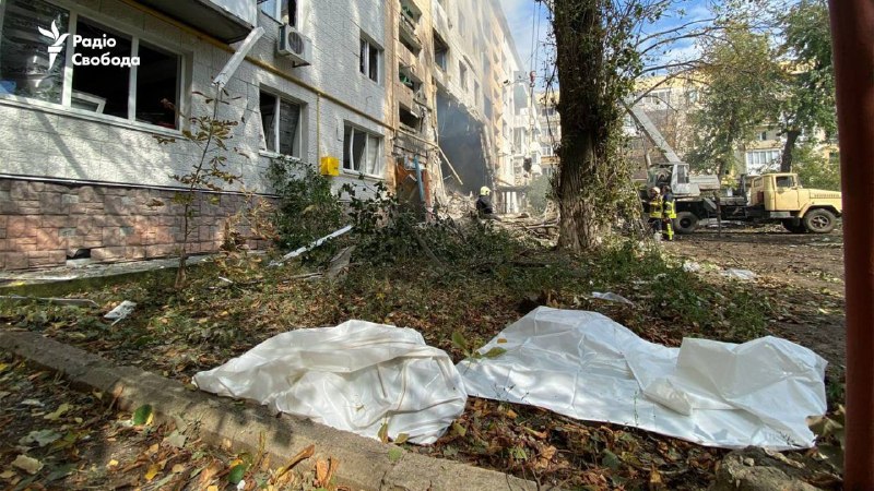 1 corpo trovato sotto le macerie di un edificio residenziale distrutto dai bombardamenti russi a Bakhmut