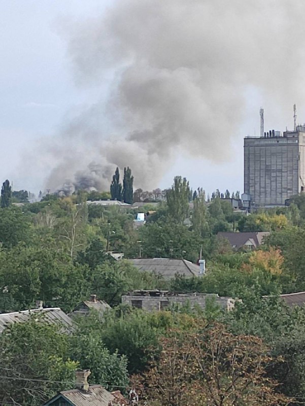 Columna de humo visible en Yasynuvata