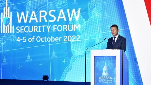 Ministro da Defesa da Polônia Mariush Blashchak ajuda na abertura do Fórum de Segurança de Varsóvia que o governo Lukashenka deve ter igual responsabilidade junto com a Federação Russa pela guerra contra a Ucrânia