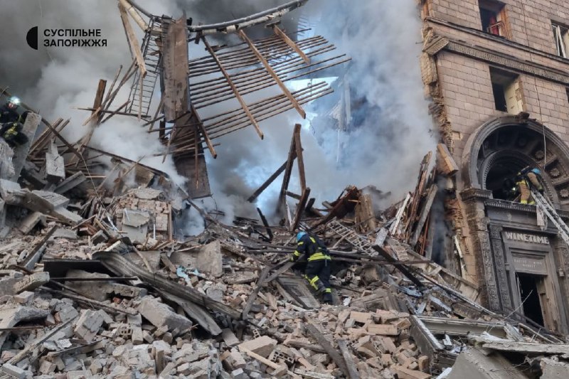 2 morti a seguito dell'attacco missilistico russo contro una casa residenziale nel centro di Zaporizhzhia