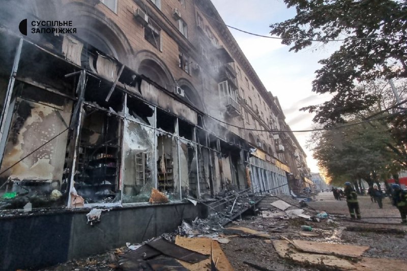 2 žmonės žuvo po Rusijos raketos smūgio į gyvenamąjį namą Zaporožės centre