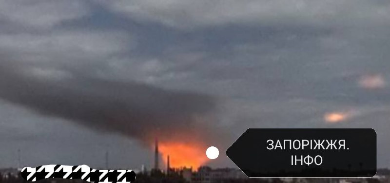 Пожар после ракетного обстрела в Запорожье