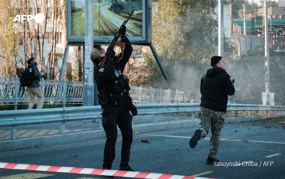 @YasuyoshiChiba з AFP зняв момент, коли безпілотник наближався, щоб атакувати Київ, і відразу після ударів