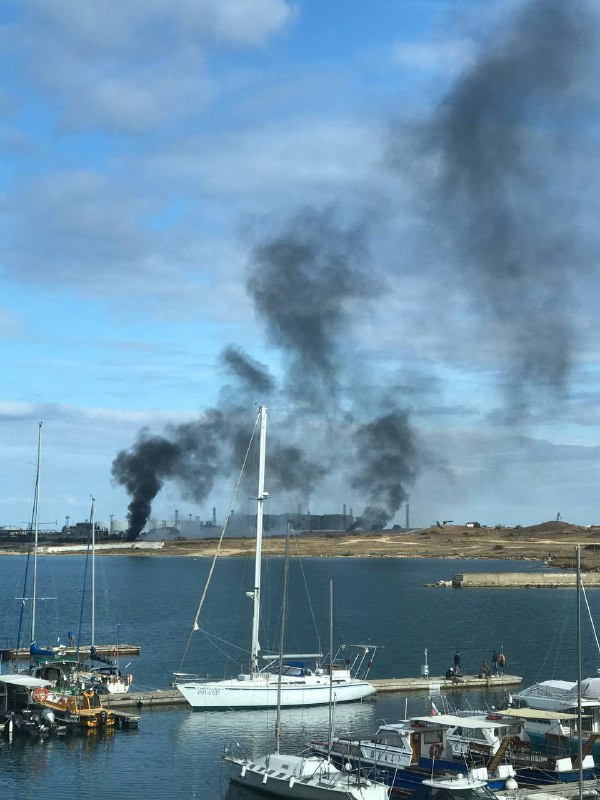 Požáry v Sevastopolu po explozích dnes ráno