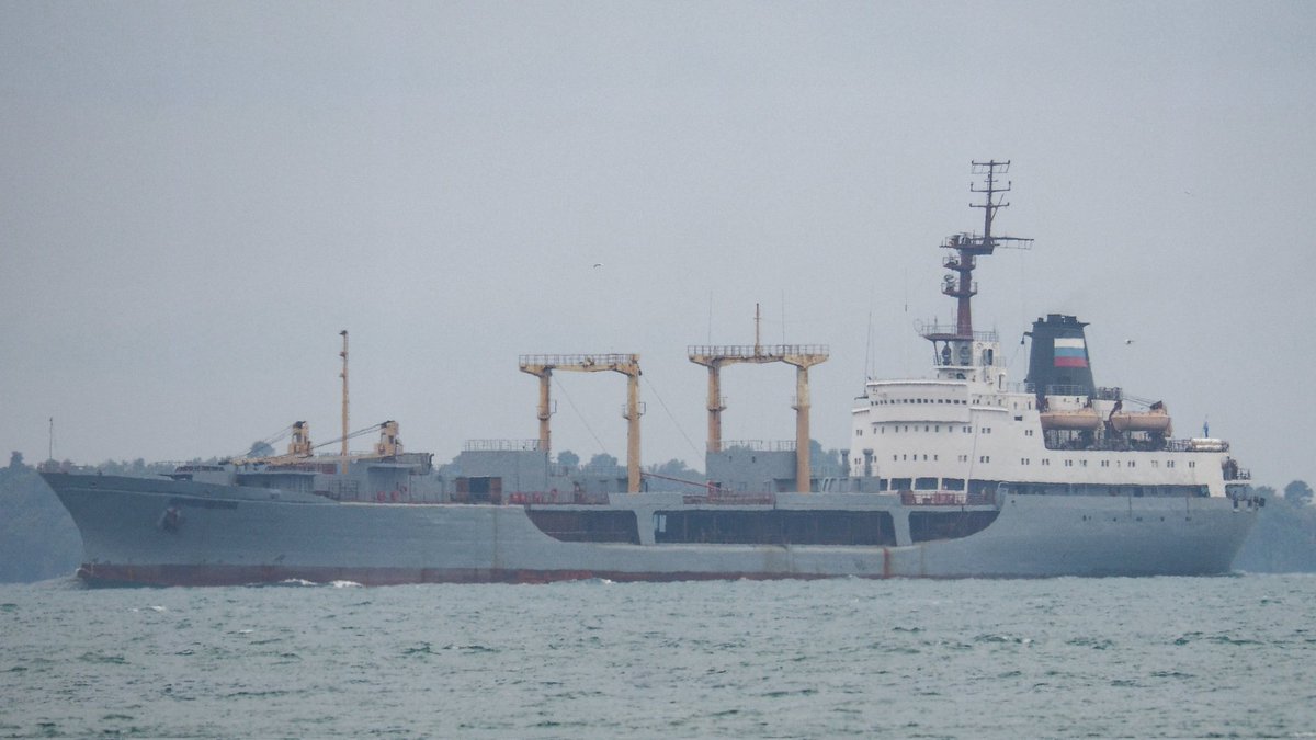 Russian Varyag (011), Admiral Tributs (564) και Boris Butoma, Transits the Singapore Strait