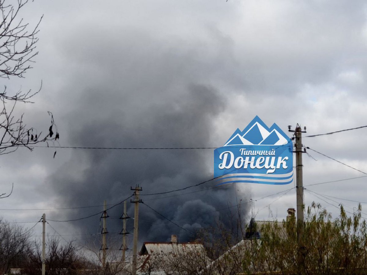 Explosionen und Feuer im Bezirk Petrivsky von Donetsk