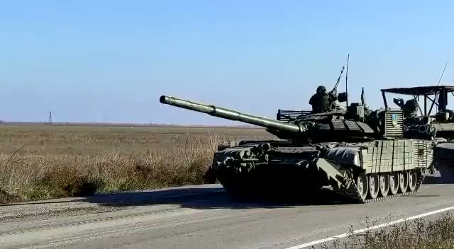 乌克兰第 28 机械化旅的士兵在赫尔松州俘获了一辆俄罗斯 T-90 坦克