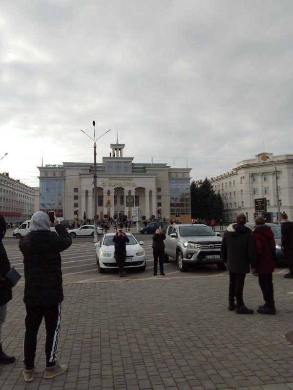手持乌克兰国旗的平民聚集在赫尔松中央广场