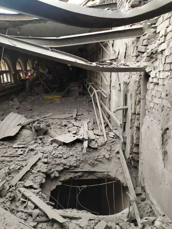 Poškodenie v dôsledku raketového útoku na kultúrny dom Šachtar v Horlivke