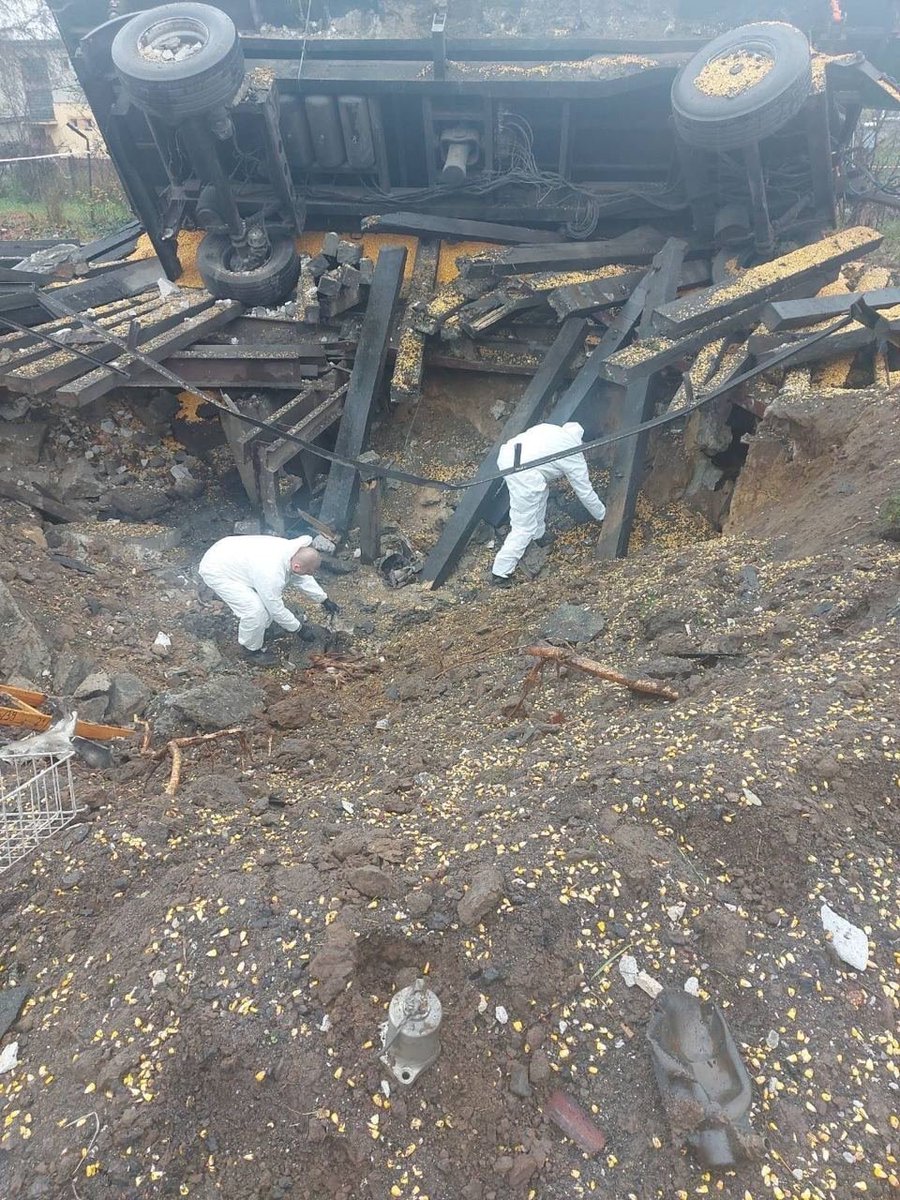 Nueva imagen del sitio del impacto en Polonia muestra dos piezas distintas de escombros 5V55 (S-300)