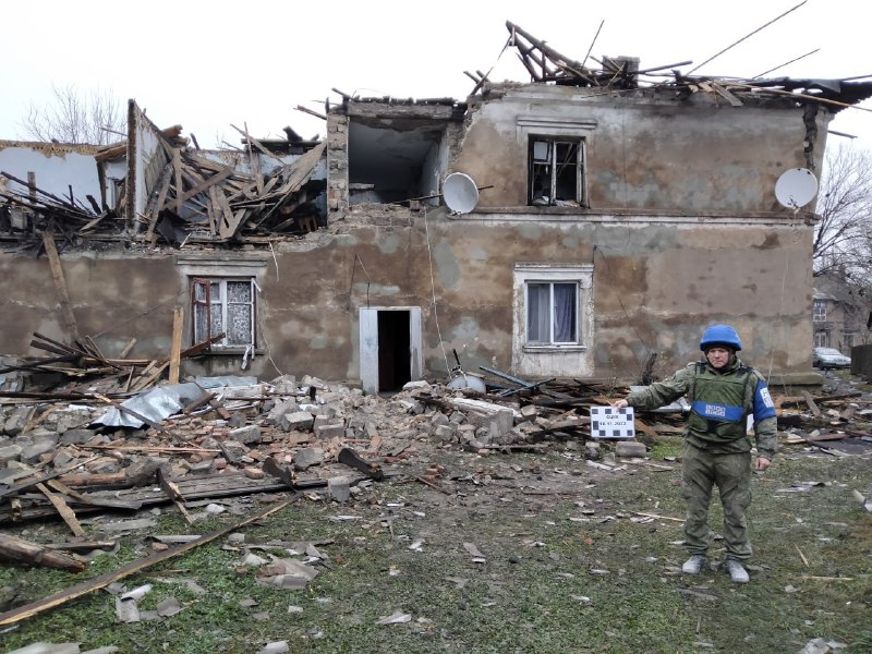 Zerstörung in Brianka infolge eines Raketenangriffs