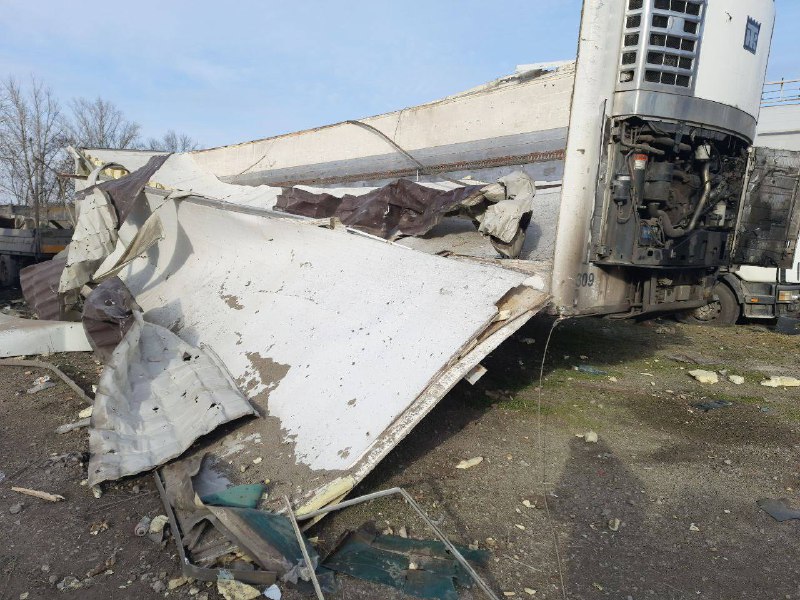 Vernietiging van een commerciële onderneming in de stad Dnipro als gevolg van een Russische raketaanval