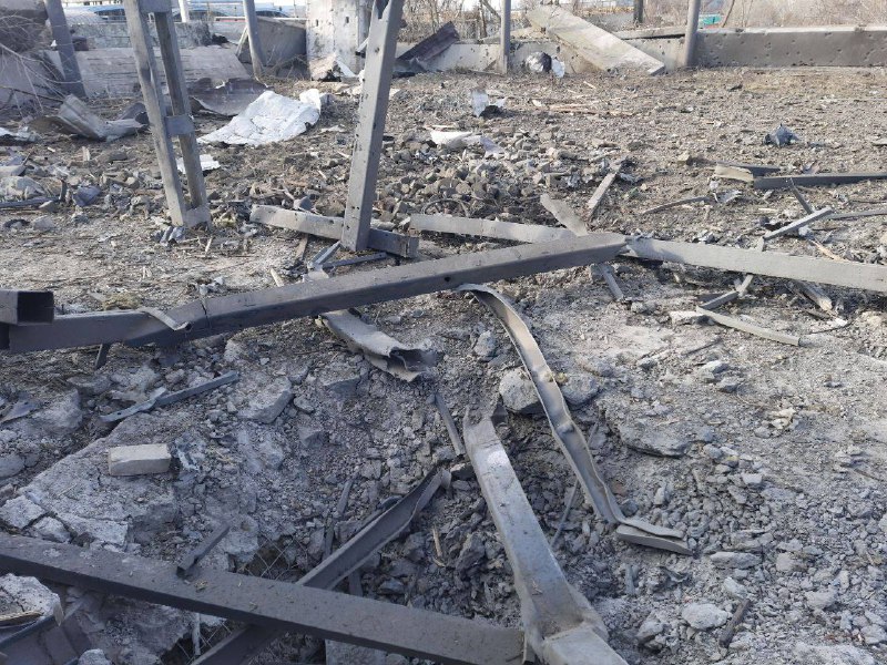Destrucció d'una empresa comercial a la ciutat de Dnipro com a conseqüència de l'atac de míssils russos