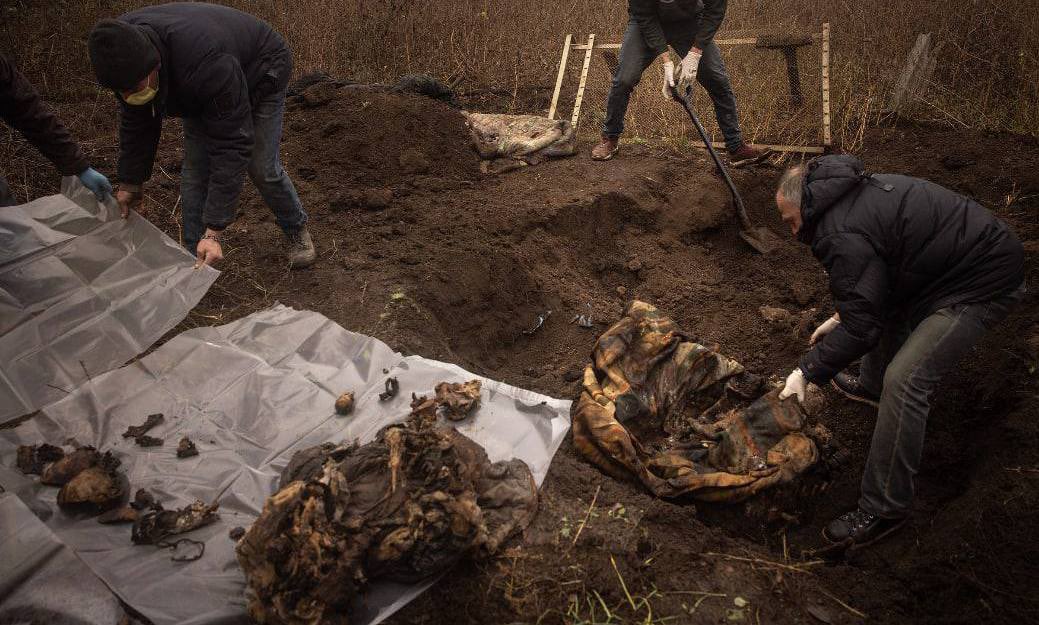 Als afores de Kherson, al poble de Pravdyne, es va descobrir un nou enterrament massiu de persones assassinades per l'exèrcit rus. Els cossos van ser trobats amb les mans lligades i amb els ulls embenats. Tots van rebre un tret a la part posterior del cap a poca distància