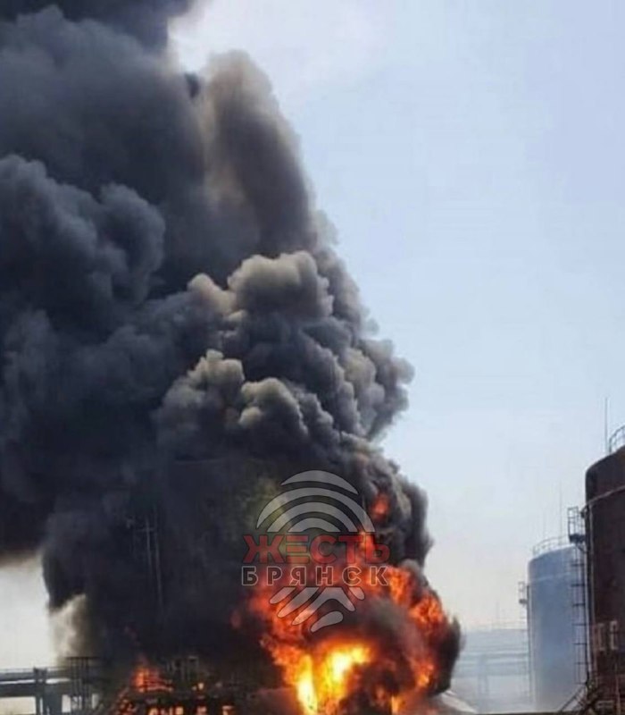 Nach einem mutmaßlichen Drohnenangriff geriet ein Tanklager im Bezirk Surazh in Brjansk in Brand